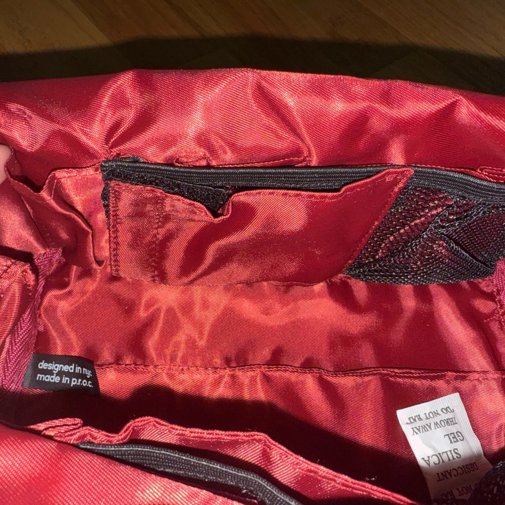 Parallelle dark red small makeup case - image 6